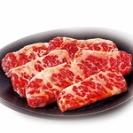 お客様に新鮮な状態で提供したいという想いから、お肉は店内で一枚一枚丁寧にカットしております。