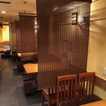 すだれ付のテーブル席です。すべてのテーブル仕切りあり！半個室風でゆったりお食事が楽しめます。