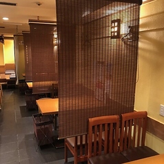 すだれ付のテーブル席です。すべてのテーブル仕切りあり！半個室風でゆったりお食事が楽しめます。