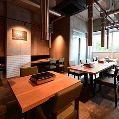 最大2名様、4名様、6名様でご利用可能なテーブル席をご用意しております。複数卓を一緒に使用することもできますので、少人数～大人数でご利用いただけます。