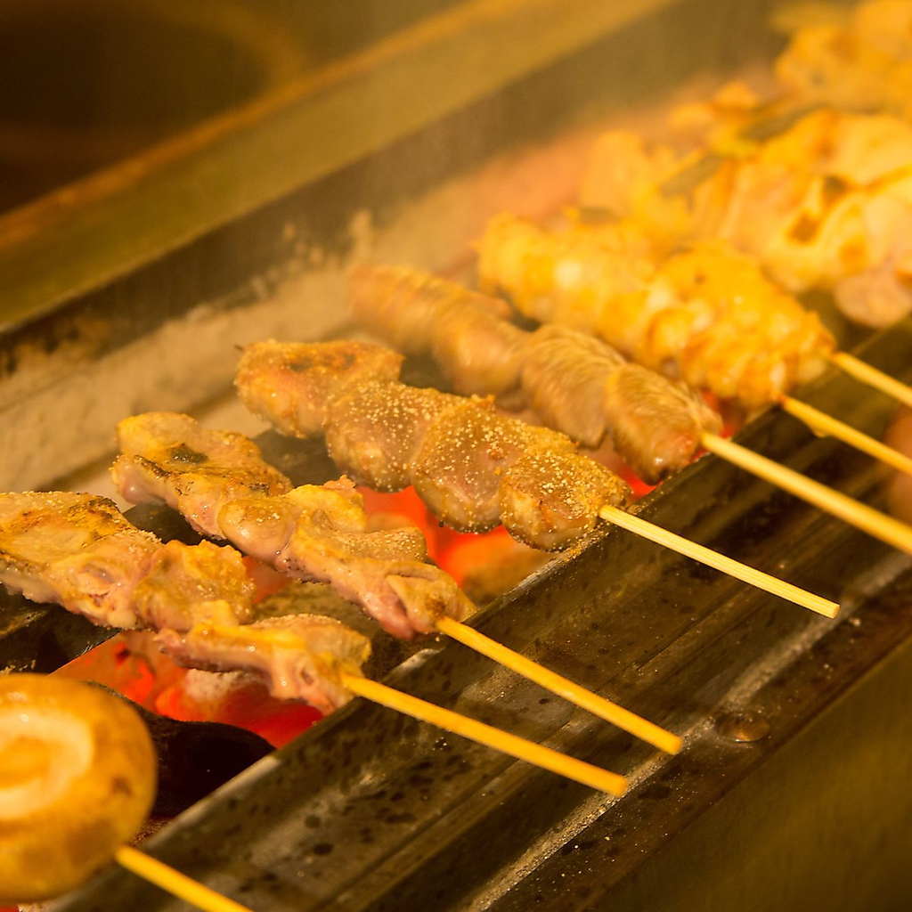 備長炭で焼き上げる焼き鳥をご堪能ください。新鮮な野菜も豊富に取り揃えています