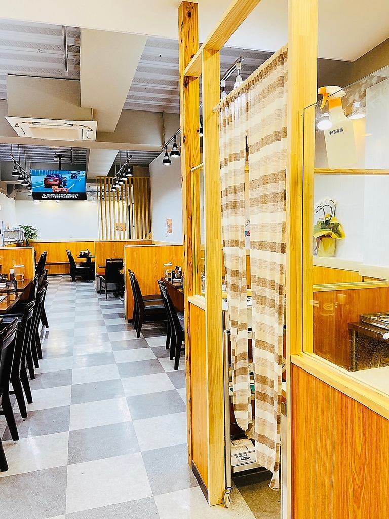 広々とした店内で仲間と楽しい時間をお過ごしください