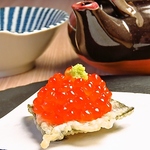 軽やかに揚げられた海苔天といくらのW食感が楽しい「いくらカナッペ」は見栄えも美しいおすすめの品