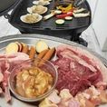当店では、BBQの食材の持ち込みOKプランと、手ぶらでOKプランの2つをご用意しています◎自分の好きな食材を持ち込むことも、手軽に楽しむことも可能です☆お好みに合わせて、特別なBBQ体験をお楽しみください！