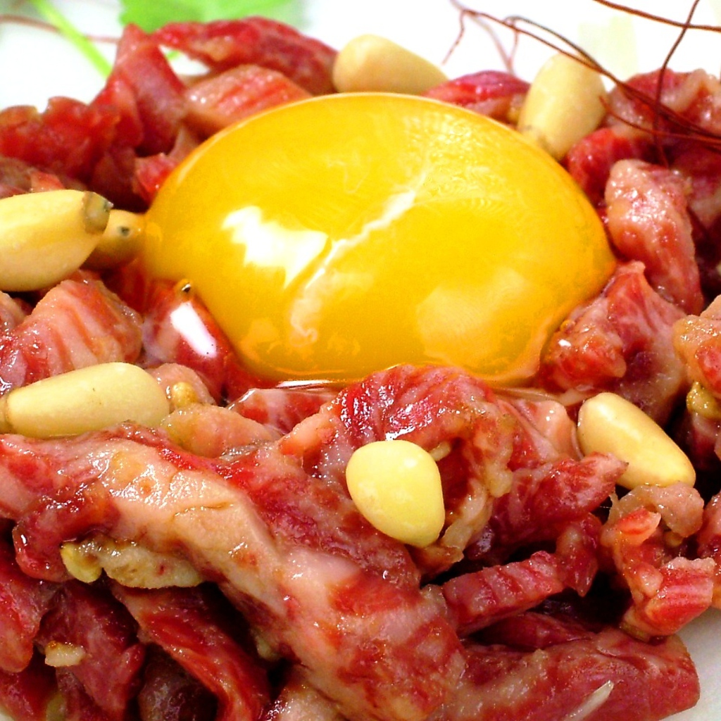 神戸牛を強火で表面を焼きレアステーキに！特製ユッケダレでお召し上がりください。