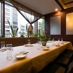 店舗貸切は着席は80~100名様まで、立食は80~最大120名様まで対応可能。会社宴会やイベントなど大人数での集まりにご利用いただけます。