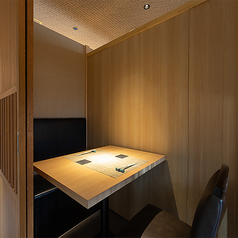 洗練された個室で、贅沢な味覚体験をお楽しみください。特別な日を祝うために、極上の料理と心温まる空間をご用意しています。大切な瞬間を彩るための理想的な場所として、親しい方との特別なひとときを演出します。美味しい料理に囲まれながら、心に残るひと時を過ごしてみてはいかがでしょうか。