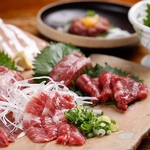 鮮度抜群の熊本直送の馬刺しをご提供。厳選して提供しておりその美味しさは一度食べたらクセになる◎