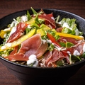 料理メニュー写真&nbsp;生ハムとアボカドとベビーリーフのサラダ