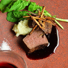 道産鹿肉芯玉のグリエ マデラワインとカシスのソース