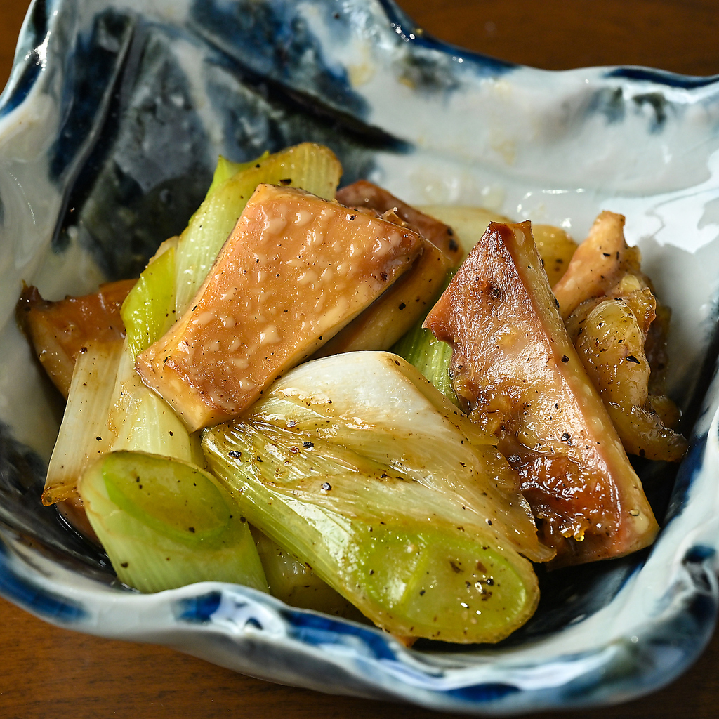 香ばしく焼き上げたネギと旨味溢れる厚切りチャーシューの調和が絶品。お酒が進む至福のおつまみです