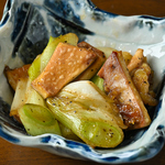 香ばしく焼き上げたネギと旨味溢れる厚切りチャーシューの調和が絶品。お酒が進む至福のおつまみです