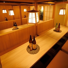 最大50名様までご利用可能な、広々とした和風個室です。会社の各種宴会や同窓会など、大人数でのご宴会に最適。掘りごたつ席なので、足を伸ばしてゆったりとお寛ぎいただけます。提灯が飾られた賑やかな雰囲気の中で、自慢の海鮮料理と豊富なドリンクメニューで盛り上がりましょう。