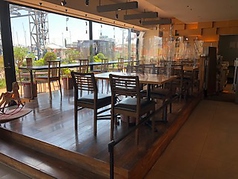 外を眺めるテーブル/カウンター席も雰囲気抜群！デートにも◎海辺を眺めながらゆったりとお食事をお楽しみください♪