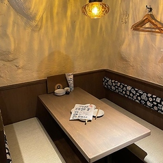 ゆったりくつろげるソファー席は、女子会やデートにぴったりの人気席。ふかふかの座り心地で、会話もお酒も自然と弾みます。居心地の良さが魅力の特等席で、心地よいひとときをどうぞ。