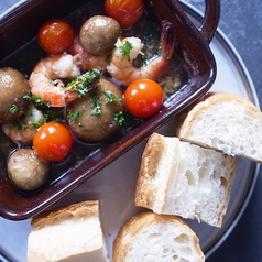 海老とトマトのアヒージョ　バタール付き