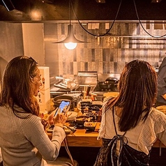 店の中央には焼き台があり、炉端焼きのパフォーマンスを目の前で楽しめます。職人の手さばきや香ばしい香りが食欲をそそる、ライブ感満点の特等席。友人同士でのご来店はもちろん、デートにもこちらのカウンター席がオススメです。キッチンの活気を感じながら、素敵なひとときをお過ごしください。