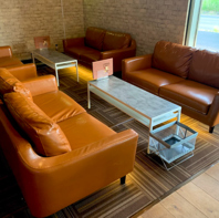 落ち着ける内観♪ソファ席＆カウンターで思い思いに