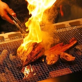 【最新の換気システム】藁焼きや炭火焼きを行う店内ですが、強力な排気・換気システムを完備しております◎豪快な炎の演出を楽しみながらも、店内の空気は常にクリーンに保たれているため、衣類への匂い移りを気にすることなく、安心してお食事や会話に集中していただける環境を整えております。