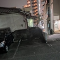 【アクセス抜群・駐車場完備】当店は専用の駐車場を1台分ご用意しており、お車でのご来店も大歓迎です。天候の悪い日や遠方からお越しのお客様にも大変便利にご利用いただけます。お車を停めた後はすぐに温かみのある店内でお寛ぎいただけます。自慢の絶品ピザなどの料理を味わいながら至福のひとときをお過ごしください。