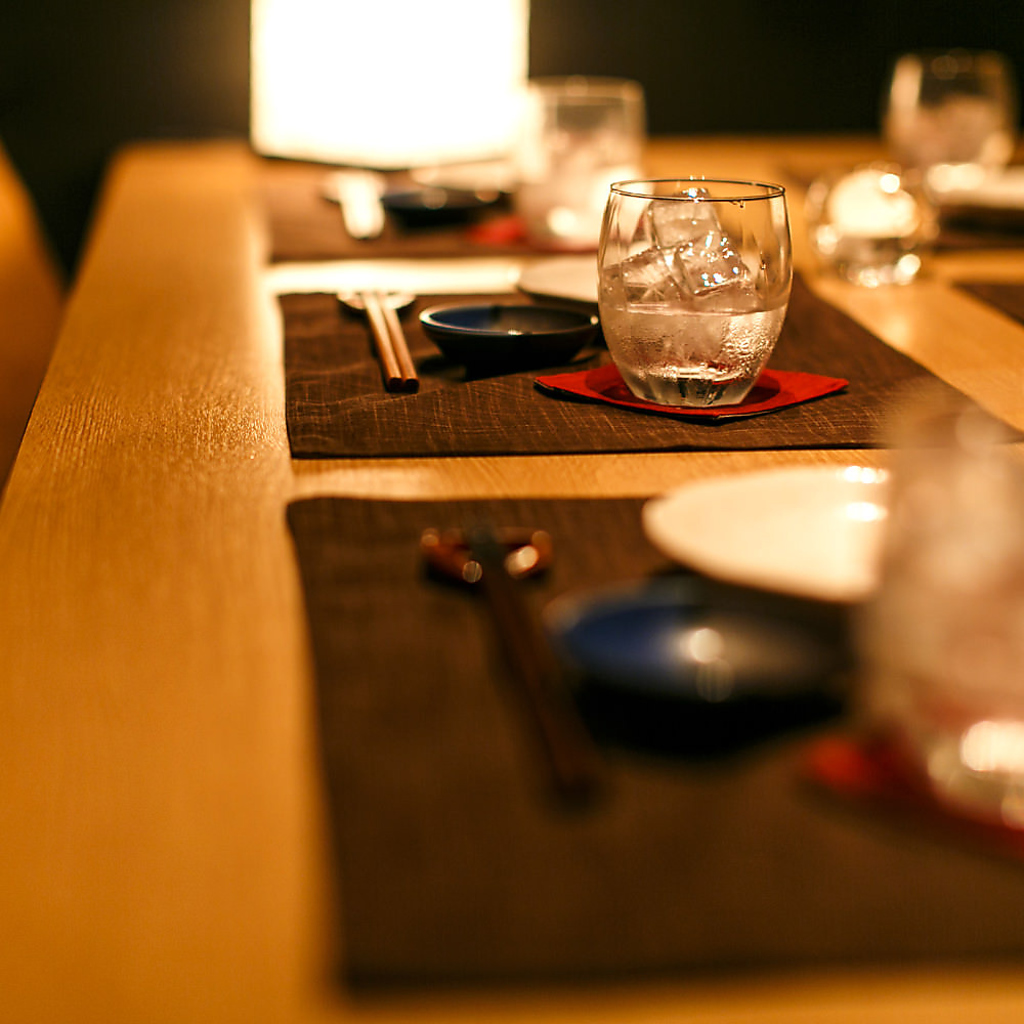 拘りの料理とお酒をゆったりとお楽しみいただくために広々としたモダンな個室をご用意しています。