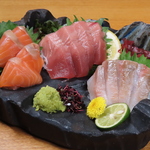 旬の食材を使用したお造り盛り合わせ