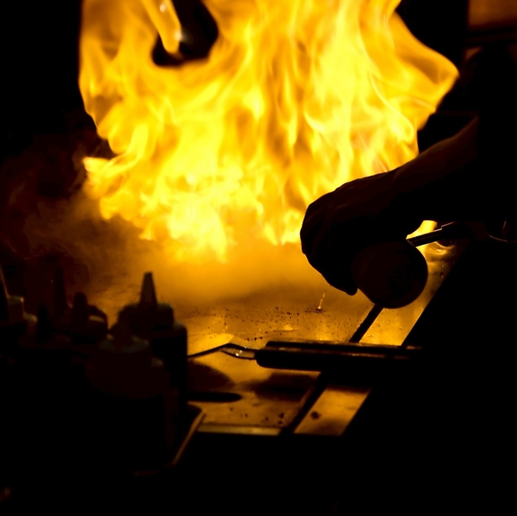 焼き師の基準をクリアした熟練の職人が210度の大きな鉄板で1つ1つ丁寧に焼き上げます。