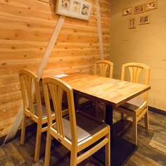 【2階テーブル×4名席】人数に大路てテーブルのセットをさせていただきます。広々とした開放的な空間が広がる2階テーブル席は、大人数でのご利用に最適です。広々としたテーブル席で、美味しい料理を囲んで賑やかな時間をお過ごしいただけます。友人との食事や会社での宴会にもおすすめです♪