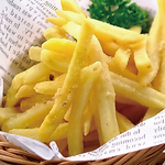 おつまみメニューにもこだわりあり！フライドポテトや特製からあげは様々なフレーバををご用意♪