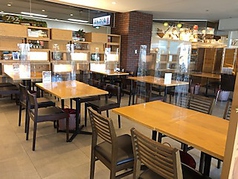 車椅子でご来店のお客様でも、椅子を外してご利用いただけます。