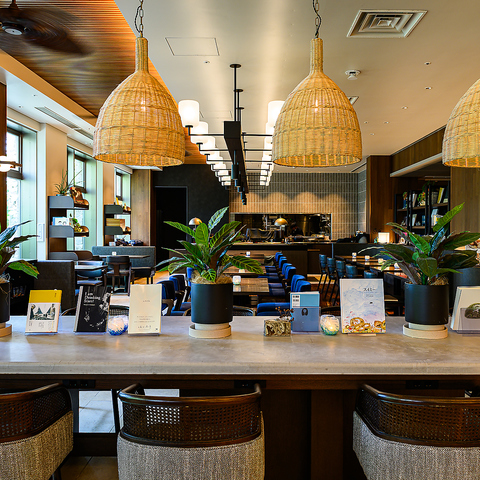 BLUE BOOKS cafe OKINAWA �u���[�u�b�N�X�J�t�F�I�L�i��