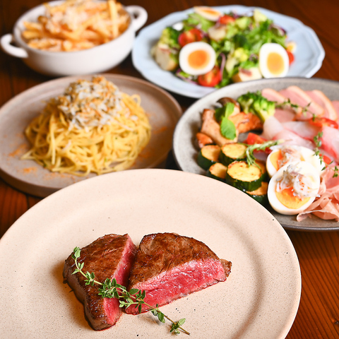 旬の食材や炭火を使い、肩肘張らないアットホームな雰囲気で提供。 