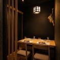 4名様向けの完全個室。2室ご用意しております。少人数の宴会や、ご友人とのプライベートな食事に最適。周りの目を気にせず、ゆったりと料理や会話をお楽しみいただけます。