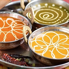 バラエティに富んだカレーやナンは何度来ても飽きない！