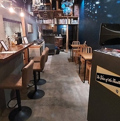 カウンター席は4席。バーテンダーとの会話が楽しい特等席。お一人様やデートに最適です。