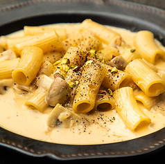 ゴルゴンゾーラとマッシュルームのリガトーニ、ピスタチオ