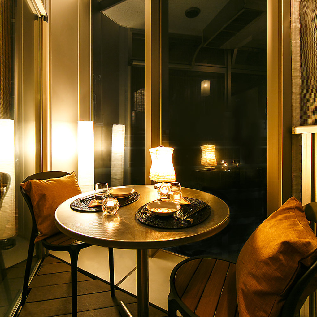暖かな色味でまとめられたデザイン性に富んだテラス席から眺める夜景は風光明媚そのもの。