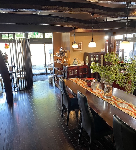 仙台箪笥を眺めながらおいしいコーヒーとスイーツが味わえる店。古民家風カフェ。