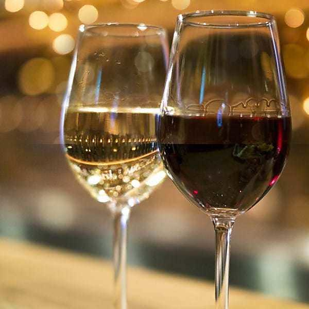 お酒の種類はたくさんございます。本日のおすすめをお気軽に店員までお聞きください。