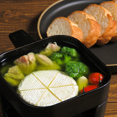 カマンベールともも肉のアヒージョ