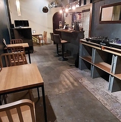 少人数での語らいに最適。全3卓のテーブル席でゆったりとお過ごしください。