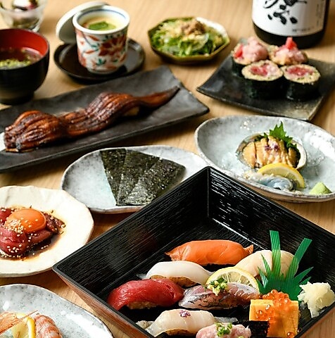 その日に仕入れるネタで握る鮨と、朝から楽しめる日本酒を心ゆくまで味わえる鮨居酒屋