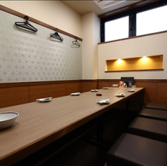 【2階】12名様対応の完全個室を5部屋ご用意。落ち着いた掘りごたつ席で、年齢層を問わず安心してご利用いただけます。周りを気にせず会話を楽しめるため、毎年ご好評のお席です。