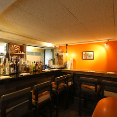 落ち着いた雰囲気の店内には、カウンターを7席ご用意しております。目の前で職人の華麗な手捌きを楽しみながら、特別なひとときをお過ごしいただけます。お一人様での贅沢なディナーはもちろん、大切な方とのデートや記念日にも最適な特等席です。心地よい空間で、極上の料理と厳選されたお酒をご堪能ください。