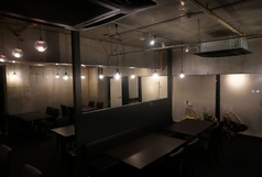 ゆったりと座れる広いテーブル席。鉄板の調理が見えるようにモニター２台設置してます。