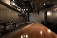 鉄板の調理が目の前で見える広々としたカウンター席