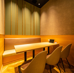 完全個室：6名様まで◇片側ソファーで落ち着いた雰囲気接待、女子会、記念日、誕生日におすすめのリッチなプライベート空間。