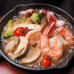 カジュアルダイニングとしても◎アラカルト料理豊富!!鉄板焼きやユッケ、もつ煮込みやアヒージョなどなど♪の写真