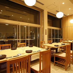 窓側のテーブル席は少人数から団体までご利用いただけます。