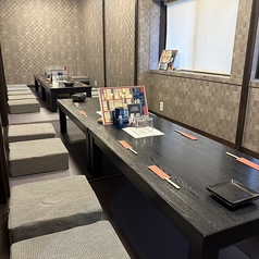 【テーブル個室】最大16名様までご利用可能な広々としたスペースです。落ち着いた雰囲気で、足を伸ばしてリラックスしながら快適にお過ごしいただけます!